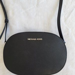 Michael Kors Jet Set Travel Medium Oval crossbody bag